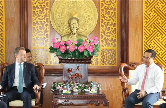 El secretario del Comité partidista y presidente del Consejo Popular de la provincia vietnamita de Long An, Nguyen Van Duoc, recibe a Ruslan Varankou, Cónsul General de Belarús en Ciudad Ho Chi Minh. (Fuente: VNA)