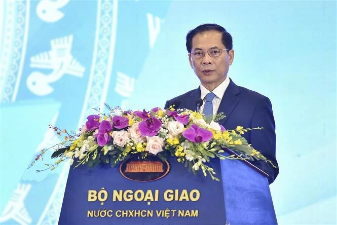 El ministro de Relaciones Exteriores de Vietnam, Bui Thanh Son, habla en el evento. (Fuente:VNA)