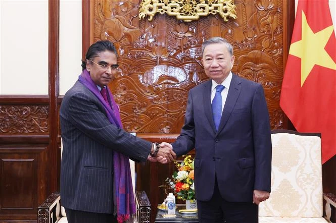 El secretario general del Partido Comunista y presidente de Vietnam, To Lam, recibe al embajador de Sri Lanka, Sajeewa Umanga Mendis. (Fuente: VNA)