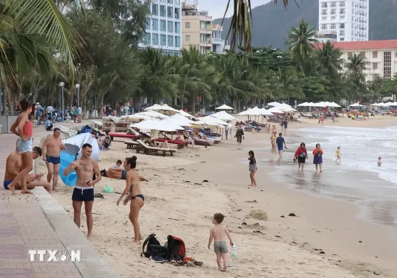 Turistas rusos en la playa de Hon Chong, provincia vietnamita de Khanh Hoa. (Fuente:VNA)