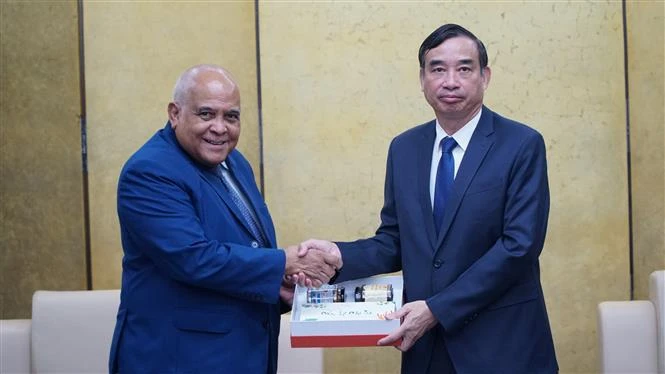 El subsecretario del Comité del Partido Comunista de Vietnam en Da Nang y presidente del Comité Popular municipal, Le Trung Chinh. recibe a Orlando Hernández Guillén, embajador de Cuba en Vietnam. (Fuente:VNA)