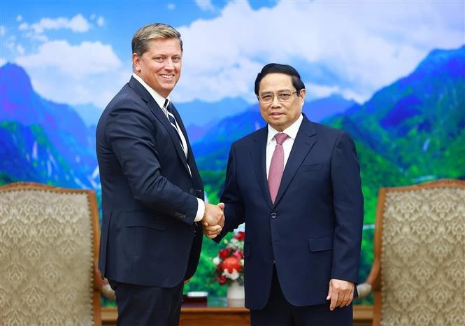 El primer ministro vietnamita, Pham Minh Chinh, recibe a Tim Hughes, vicepresidente a cargo de relaciones gubernamentales y negocios globles de SpaceX. (Fuente: VNA)