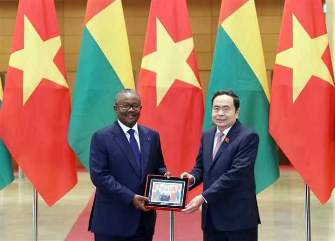 El presidente de la Asamblea Nacional de Vietnam, Tran Thanh Man, y el presidente de Guinea-Bissau, Umaro Sissoco Embaló. (Fuente:VNA)