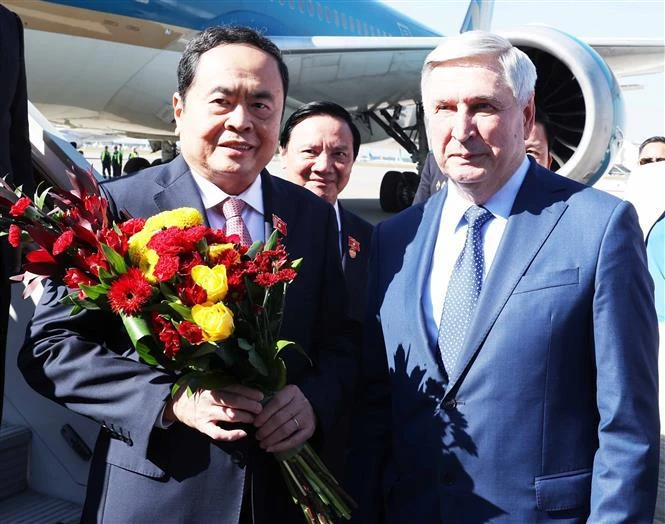 El presidente de la Asamblea Nacional de Vietnam, Tran Thanh Man, llega al Aeropuerto Internacional de Vnukovo, Moscú. (Fuente:VNA)