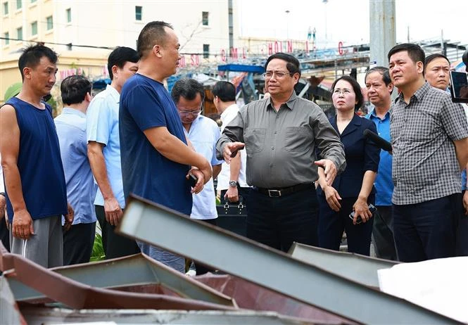 El primer ministro vietnamita, Pham Minh Chinh, inspecciona labores de prevención, control e implementación de soluciones en aras de superar las concecuencias del supertifón Yagi en Quang Ninh. (Fuente:VNA)