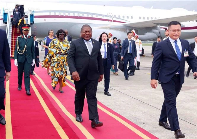 El presidente de Mozambique, Filipe Jacinto Nyusi, y su esposa llegaron a Hanoi. (Fuente:VNA)