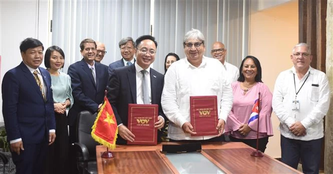 El vicedirector general de la Voz de Vietnam (VOV), Pham Manh Hung, y el presidente del Instituto de Información y Comunicación Social de Cuba (ICS), Alfonso Noya Martínez, firmaron un nuevo acuerdo de cooperación bilateral. (Fuente:VNA)