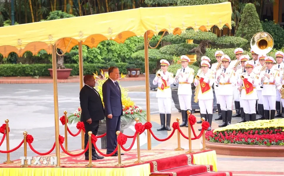 El secretario general del Partido Comunista de Vietnam y jefe de Estado, To Lam, y el presidente de Mozambique, Filipe Jacinto Nyusi, en la ceremonia de bienvenida. (Fuente: VNA)