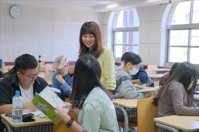 La profesora Nguyen Thi Lien Huong en una clase. (Fuente:VNA)