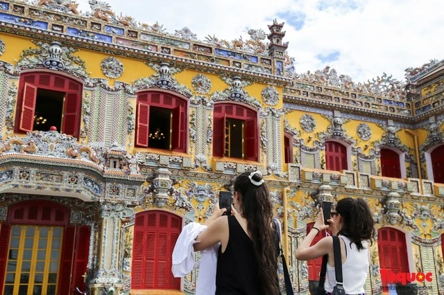 Turistas hacen fotos del Palacio de Kien Trung, en Hue. (Fotografía: toquoc.vn)