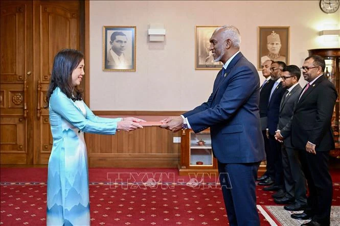 Trinh Thi Tam, embajadora de Vietnam en Sri Lanka, concurrente en Maldivas, entregó las cartas credenciales al presidente de la República de Maldivas, Mohamed Muizzu. (Fuente:VNA)