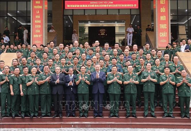 El secretario general del Partido Comunista y presidente de Vietnam, To Lam, con gerentes del Ministerio de Defensa y la Academia de Defensa Nacional. (Fuente:VNA)