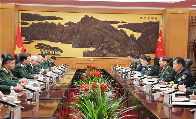 Panorama del encuentro entre el general Phan Van Giang, miembro del Buró Político, subsecretario de la Comisión Militar Central y ministro de Defensa de Vietnam, y Zhang Youxia, miembro del Buró Político y vicepresidente de la Comisión Militar Central de China. (Fuente: VNA)