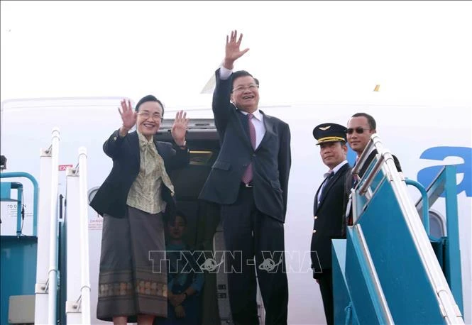 El secretario general del Partido Popular Revolucionario y presidente de Laos, Thongloun Sisoulith, y su esposa en el aeropuerto de Tan Son Nhat, Ciudad Ho Chi Minh. (Fuente: VNA)