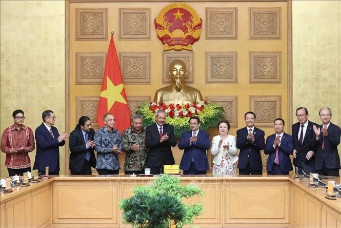 El primer ministro de Vietnam, Pham Minh Chinh, recibió al presidente del Consejo Asesor Empresarial de la Asociación de Naciones del Sudeste Asiático (ASEAN-BAC), Oudet Souvannavong. (Fuente: VNA)