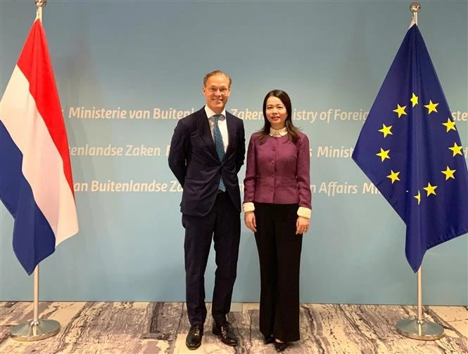 La viceministra de Relaciones Exteriores de Vietnam, Nguyen Minh Hang, y el príncipe Jaime de Borbón-Parma, embajador para el clima de los Países Bajos. (Fuente:VNA)