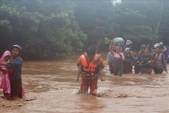 Equipos de rescate ayudan a evacuar a personas de zonas inundadas en Nay Pyi Taw, Myanmar, el 12 de septiembre de 2024. (Fuente: Xinhua/VNA)