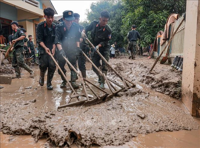 Policía móvil participa en las actividades de superación de las consecuencias del tifón Yagi en la comuna de Phuc Khanh, distrito de Bao Yen, provincia de Lao Cai. (Fuente:VNA)