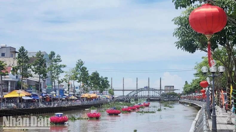 Se decoran con linternas de colores en el río Kien. (Fuente: nhandan.vn)