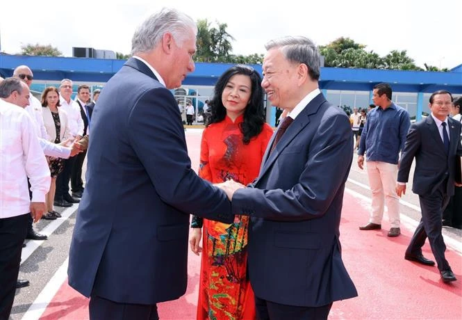 El primer secretario del Comité Central del Partido Comunista de Cuba y presidente del país, Miguel Díaz-Canel Bermúdez, despide al secretario general del Partido Comunista y presidente de Vietnam, To Lam, y su esposa en el Aeropuerto Internacional José Martí en La Habana. (Fuente:VNA)