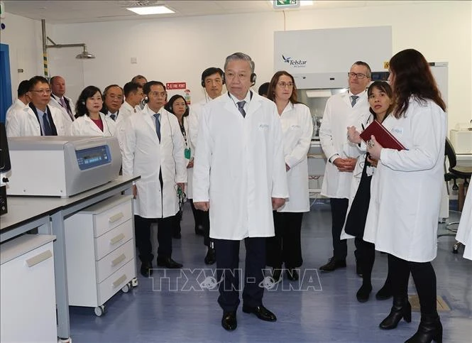 El secretario general del Partido Comunista de Vietnam (PCV) y presidente del país, To Lam, visita el Instituto Nacional de Investigación y Capacitación en Bioprocesamiento de Irlanda. (Fuente: VNA)