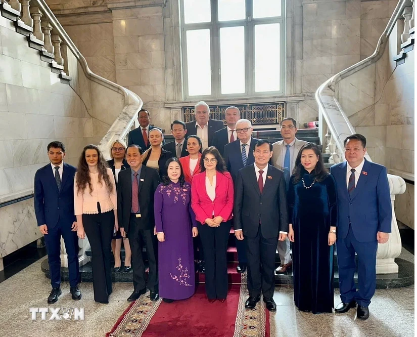 La delegación vietnamita se toma una foto de recuerdo con la vicepresidenta de la Asamblea Nacional y titular del Grupo Parlamentario de la Amistad Bulgaria-Vietnam, Rositsa Lyubenova Kirova. (Fuente:VNA)