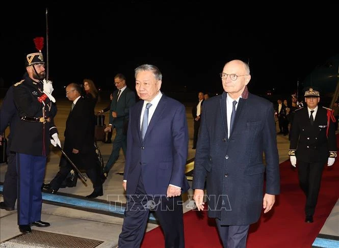 El secretario general del Partido Comunista de Vietnam y presidente del país, To Lam (izquierda), llega al aeropuerto de Orly en París, Francia. (Fuente: VNA)