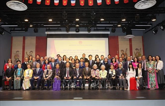 El secretario general y presidente To Lam se tomó una fotografía con representantes de la comunidad vietnamita en Francia y países europeos. (Fuente:VNA)