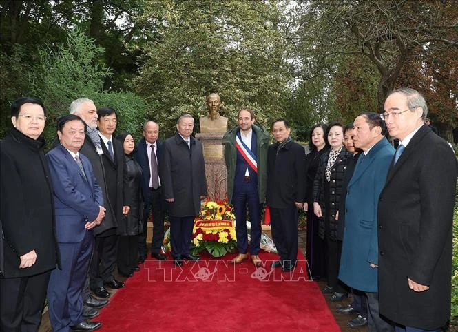 El secretario general del Partido Comunista y presidente de Vietnam, To Lam (séptima persona desde la izquierda), y los delegados de Vietnam y Francia ante el busto dedicado al Presidente Ho Chi Minh en el parque Montreux, ciudad de Montreuil, Francia. (Fuente:VNA)