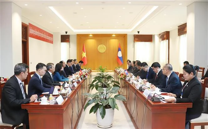 Panorama de las conversaciones entre Tran Quang Phuong, vicepresidente de la Asamblea Nacional de Vietnam y su homólogo laosiano Souvon Leungbounmi. (Fuente: VNA)