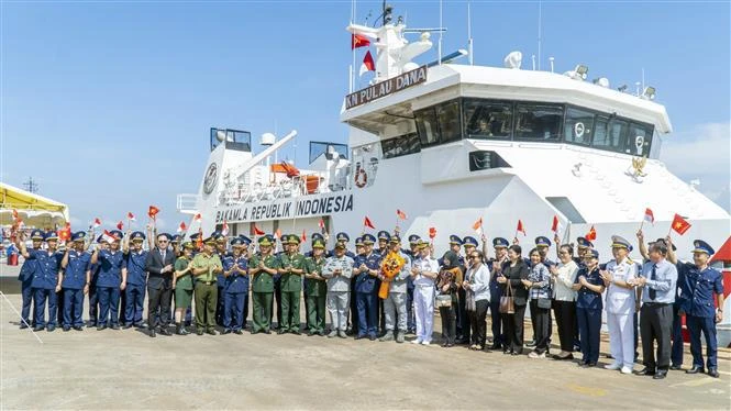 Representantes vietnamitas e indonesios se tomaron una foto de recuerdo en en el puerto PTSC de la ciudad de Vung Tau. (Fuente: VNA)