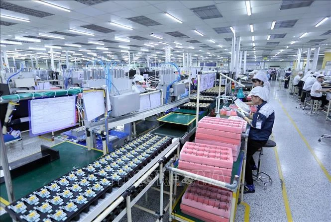 Línea de producción de placas de circuitos electrónicos en la empresa en la provincia de Bac Ninh, con inversión de Corea del Sur (Fuente: VNA).