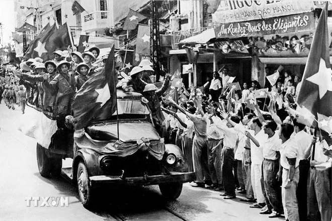 Hace 70 años, en un ambiente lleno de alegría, los hanoyenses dieron la bienvenida la entrada de las tropas de liberación para la toma de la capital. (Fuente:VNA)