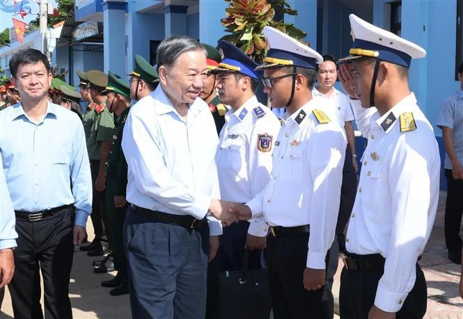 El secretario general del Partido Comunista y presidente de Vietnam, To Lam, con oficiales y soldados de las fuerzas armadas en el distrito insular de Con Co, provincia de Quang Tri. (Fuente:VNA)