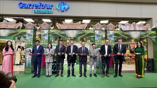 Delegados cortaron la cinta inaugural de la Semana de Productos Vietnamitas en el hipermercado Carrefour Collégie de París. (Fuente:VNA)