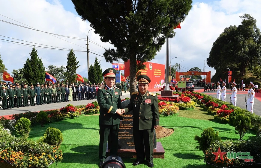 El general Phan Van Giang, ministro de Defensa de Vietnam y el vicepremier y titular de Defensa de Laos, general Chansamone Chanyalath, plantaron un árbol de amistad en la puerta fronteriza de Long Sap. (Foto: qdnd.vn)