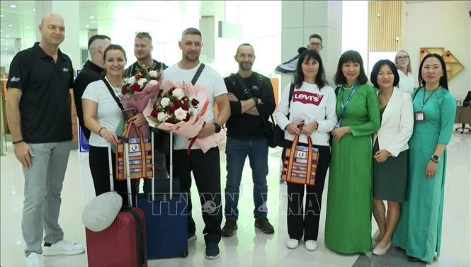 Turistas checos se toman fotografías de recuerdo con gerentes del Centro de Promoción de Inversión, Comercio y Turismo de Kien Giang. (Fuente:VNA)