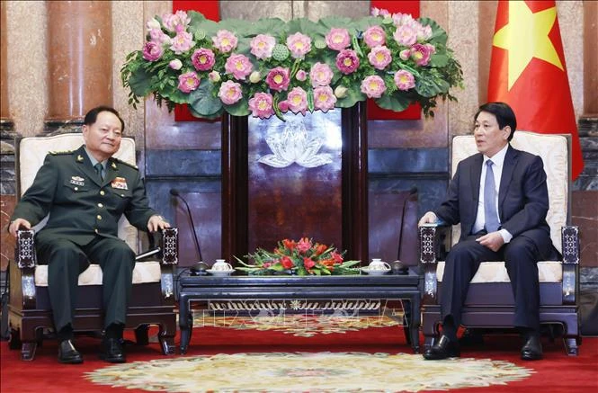 El presidente de Vietnam, Luong Cuong, recibió en Hanoi al coronel general Zhang Youxia, vicepresidente de la Comisión Militar Central de China. (Fuente:VNA)