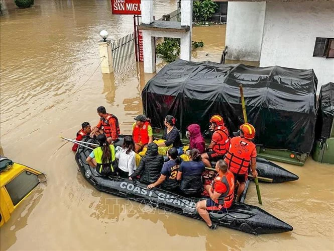 Rescatistas evacúan a las víctimas en el lugar inundado después del tifón Trami, en el norte de Filipinas, el 24 de octubre de 2024. (Fuente: Xinhua/VNA)