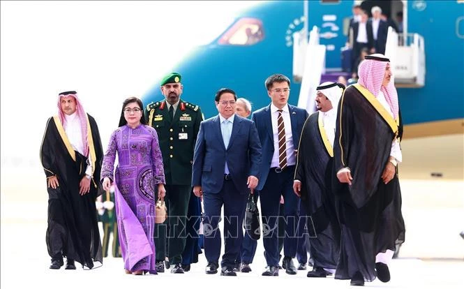 Ceremonia de bienvenida al primer ministro vietnamita, Pham Minh Chinh, y su esposa en el Aeropuerto Internacional Rey Khalid, Riad, Arabia Saudita. (Fuente:VNA)