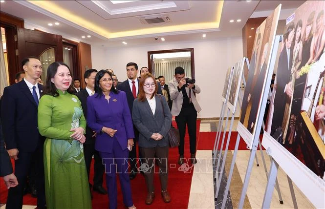 La vicepresidenta vietnamita Vo Thi Anh Xuan y la vicepresidenta ejecutiva de Venezuela, Delcy Rodríguez Gómez, visitaron el área de exposición fotográfica de las relaciones entre los dos países. (Fuente:VNA)