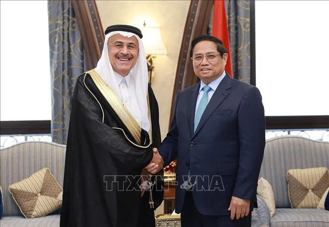 El primer ministro vietnamita, Pham Minh Chinh, recibe a Amin Al-Nasser, presidente y director general del Grupo de Petróleo y Gas de Arabia Saudita. (Fuente:VNA)