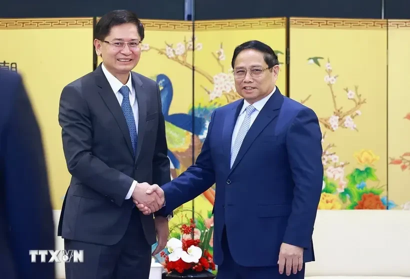 El primer ministro de Vietnam, Pham Minh Chinh, recibió al presidente de la Región Autónoma Zhuang de Guangxi (China), Lan Tianli. (Fuente: VNA)