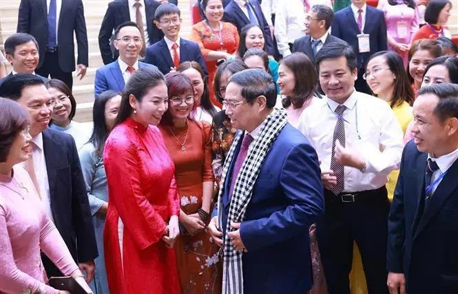 El primer ministro Pham Minh Chinh se reúne con maestros destacados. (Fuente: VNA)