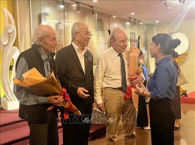 Bernard Bachelard y Olivier Parriaux con jóvenes de Ciudad Ho Chi Minh. (Fuente: VNA)