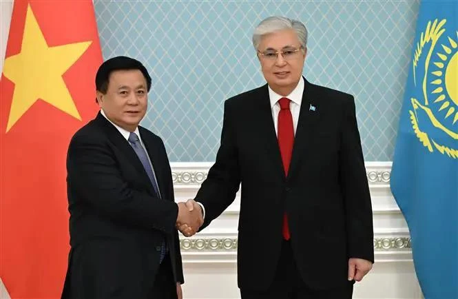 El miembro del Buró Político y presidente del Consejo Teórico Central del Partido Comunista de Vietnam y director de la Academia Nacional de Política Ho Chi Minh, Nguyen Xuan Thang, y el presidente de Kazajstán, Kassym-Jomart Tokayev. (Fuente: VNA)