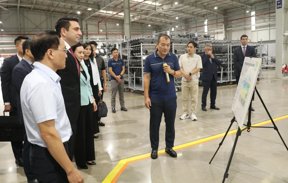 El presidente de la Asamblea Nacional de Armenia, Alen Simonyan, y su comitiva se encuentran en la compañía de fabricación y ensamblaje de automóviles Hyundai Thanh Cong. (Fuente: VNA)