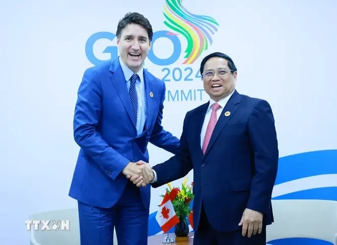 El primer ministro vietnamita, Pham Minh Chinh, se reúne con su homólogo canadiense, Justin Trudeau. (Fuente: VNA)