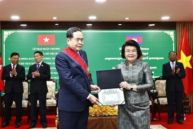 La presidenta de la Asamblea Nacional de Camboya, Samdech Khuon Sudary, entregó hoy la Real Orden de Sahametrei en el grado de Gran Cruz, el más alto honor que Camboya otorga a los extranjeros, a su homólogo vietnamita, Tran Thanh Man. (Fuente: VNA)