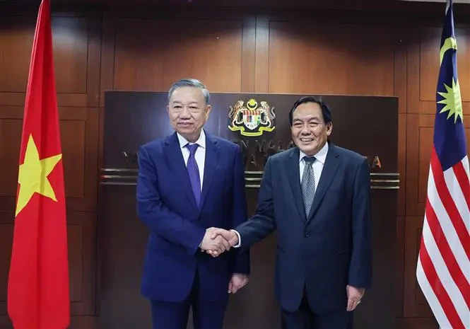 El secretario general del Comité Central del Partido Comunista de Vietnam (PCV), To Lam, se reunió con el presidente del Senado de Malasia, Dato' Awang Bemee Awang Ali Basah. (Fuente: VNA)